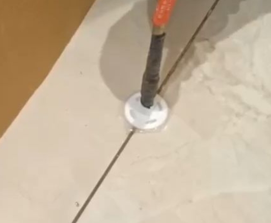 温泉瓷砖空鼓维修公司专业解答瓷砖在铺贴过程中，如果没有涂抹均匀到位的粘结材料（如水泥砂浆或瓷砖胶），可能会导致以下问题