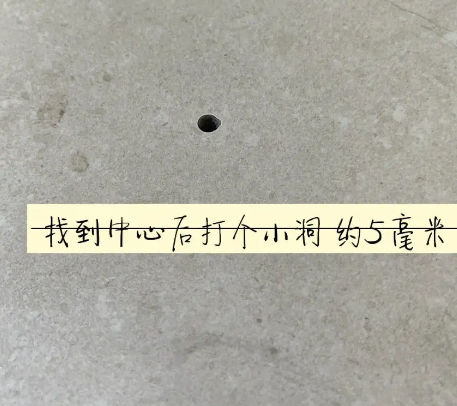 温泉瓷砖空鼓维修公司专业解答在瓷砖铺贴过程中，如果砂料搅拌不均匀，将会带来以下问题