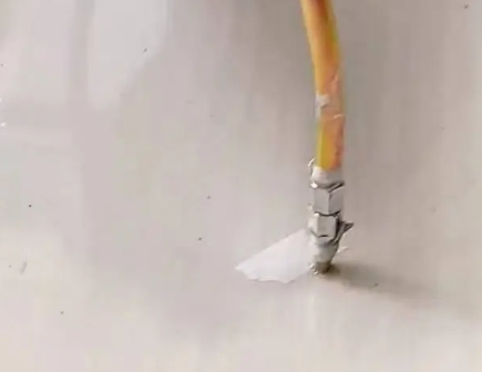 温泉瓷砖空鼓维修公司专业解答在瓷砖铺贴过程中，如果使用的砂料过粗（如全部使用了粗砂），可能会导致以下问题