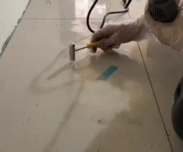 温泉瓷砖开裂维修公司专业分享瓷砖在铺贴前如果没有沥干水分，将会导致以下问题